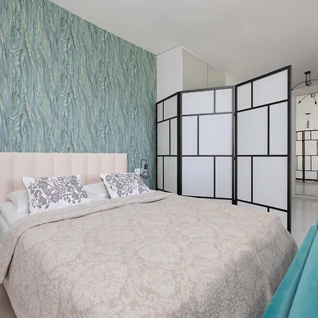 Modern With Terrace, Swimming Pool And Parking By Renters
