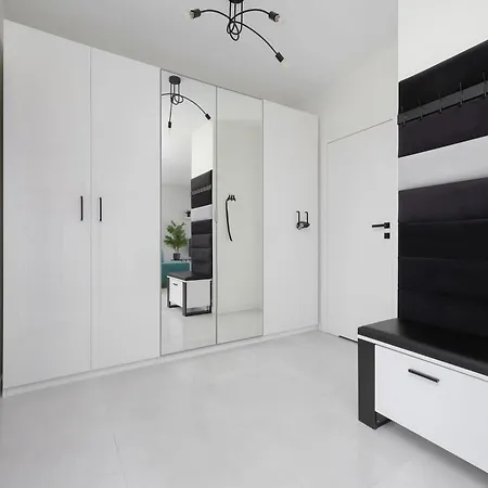 Modern With Terrace, Swimming Pool And Parking By Renters *