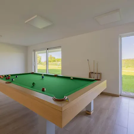 Modern With Terrace, Swimming Pool And Parking By Renters