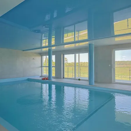 Modern With Terrace, Swimming Pool And Parking By Renters